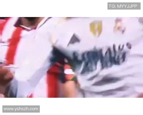 足球明星在绿茵场上飞跃破空瞬间的精彩瞬间与激情表现